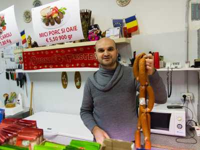 Nel 2009 Ciprian ha aperto la salumeria per venire incontro alle abitudini e ai gusti culinari dei duemila rumeni presenti a Bari